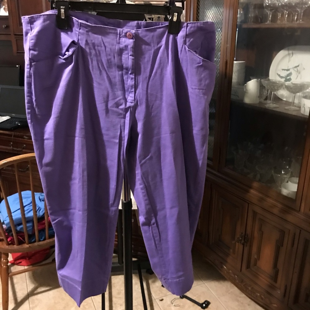 Avenue stretch capris, size 18